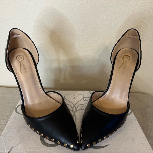 Black patent leather, closed pointy toe, with gold detailing, 4” heel. 8.5 - Picture 4 of 5